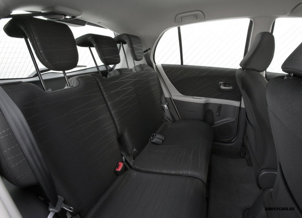 Toyota Yaris 2006 заднее сиденье
