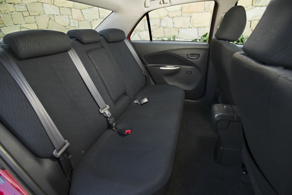 Заднее сиденье Toyota Yaris 2013