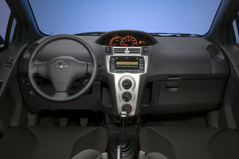 Панель Toyota Yaris 2007