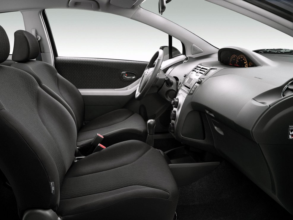 Toyota Yaris 2007 1.3 салон