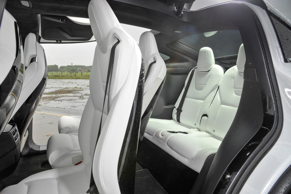 Автомобиль Tesla model x салон