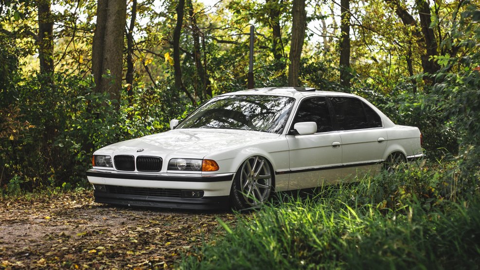 BMW e38 белая
