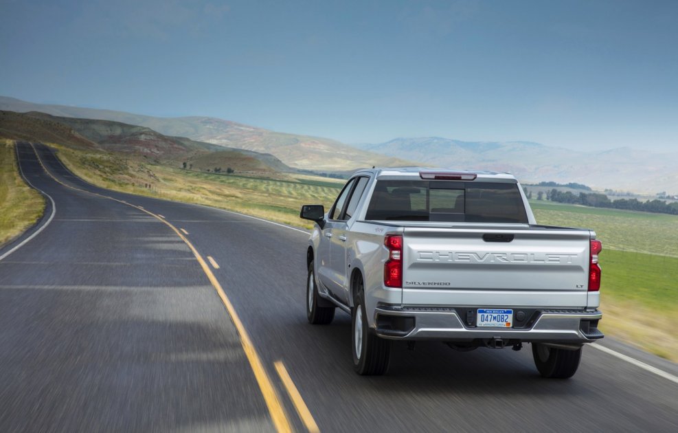 Chevrolet Silverado 1500 сзади