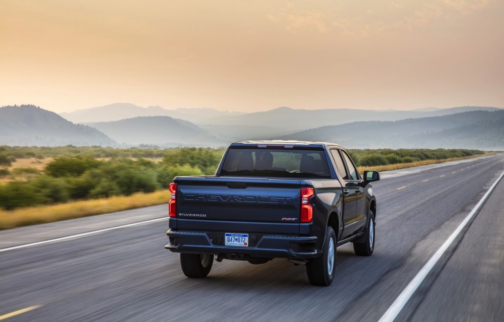 Chevrolet Silverado 1500 сзади