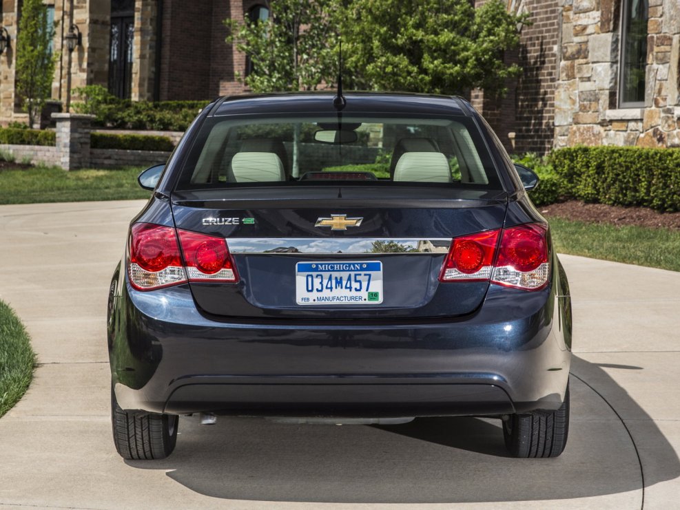 Chevrolet Cruze сзади 2012