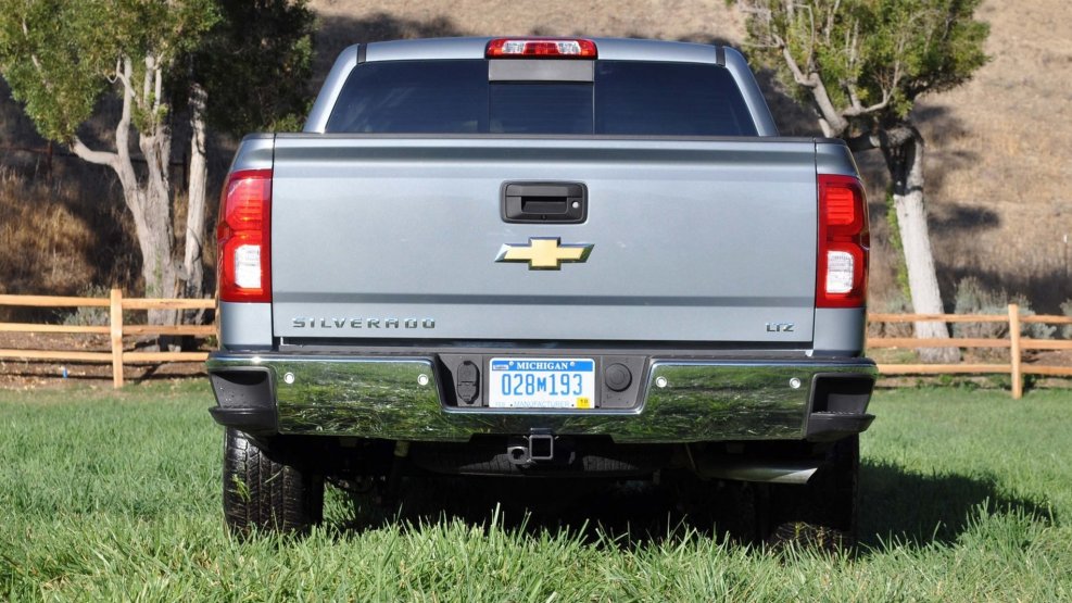 Chevrolet Silverado сзади