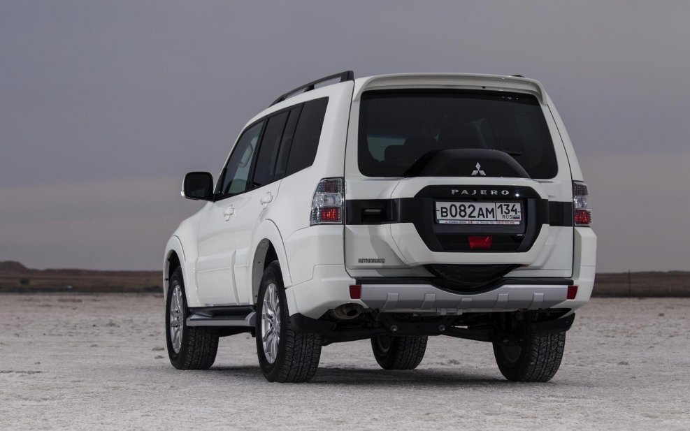 Mitsubishi Pajero 2015 сзади