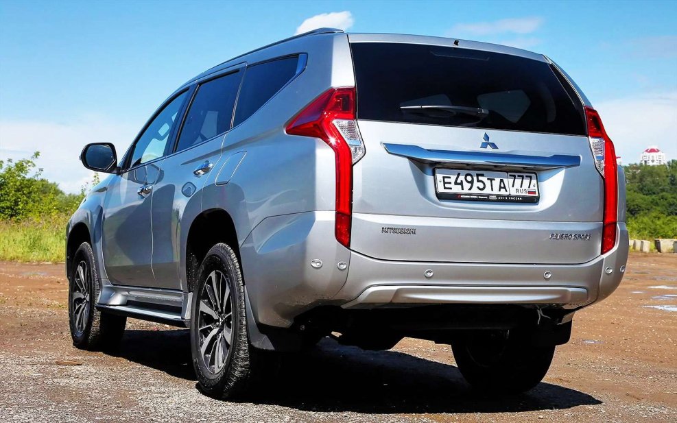 Mitsubishi Pajero Sport сзади