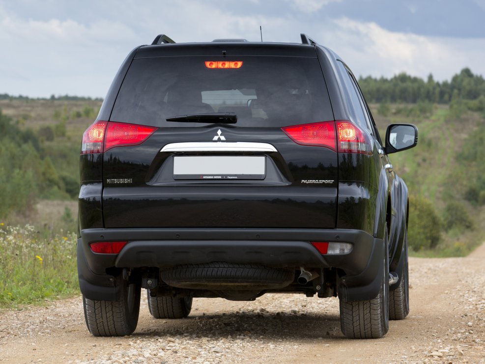 Mitsubishi Pajero Sport сзади