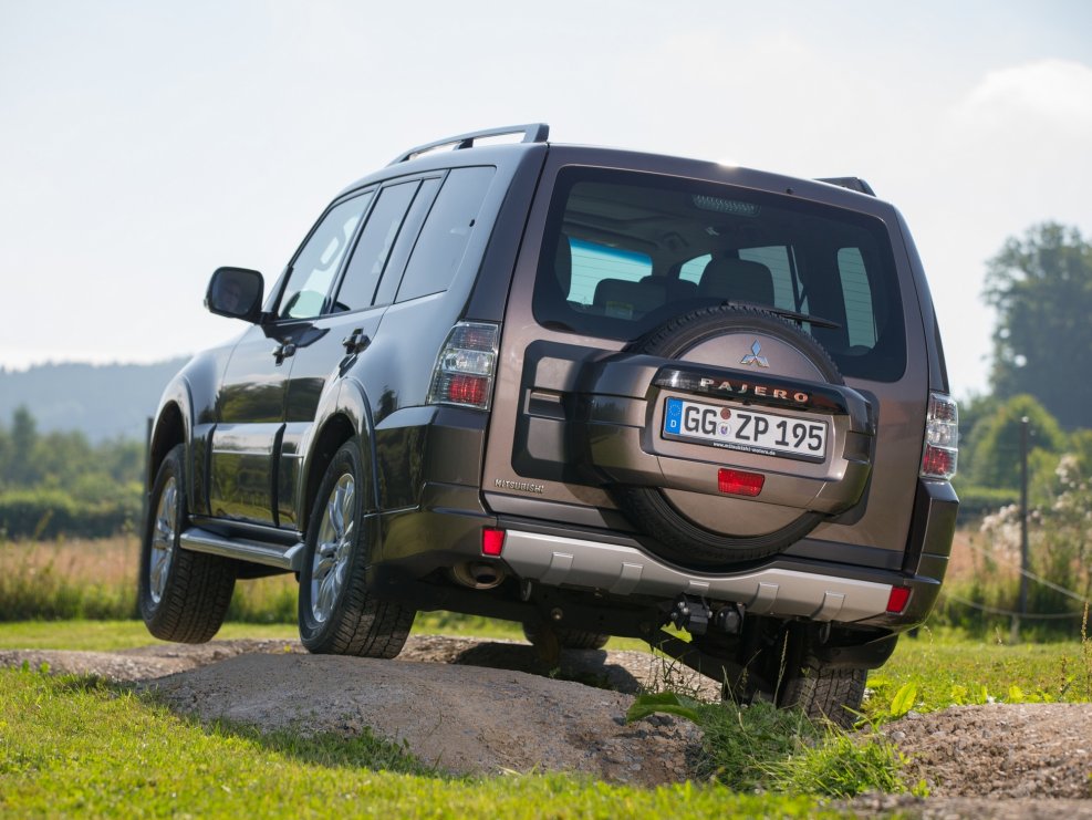 Mitsubishi Pajero сзади