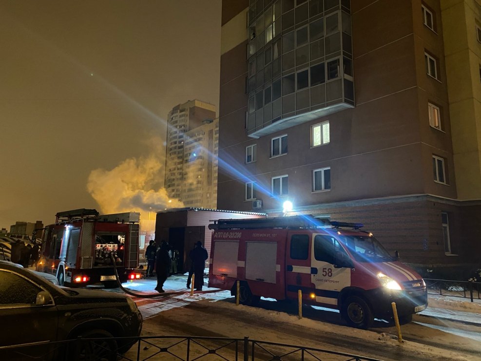 Пожарная машина едет по вечернему городу