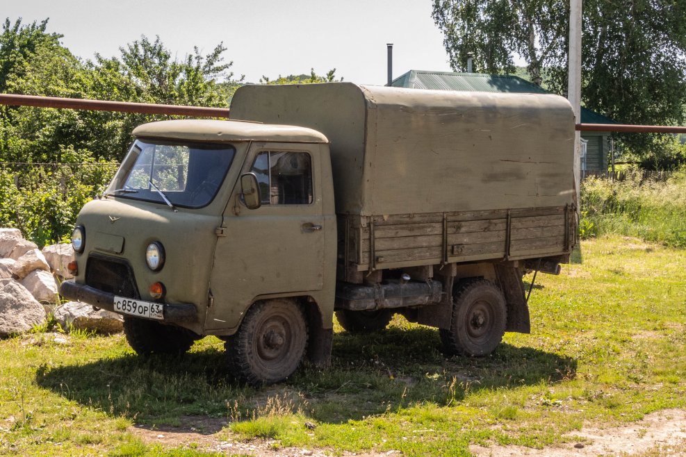 УАЗ 3303 бортовой военный МС прожектором