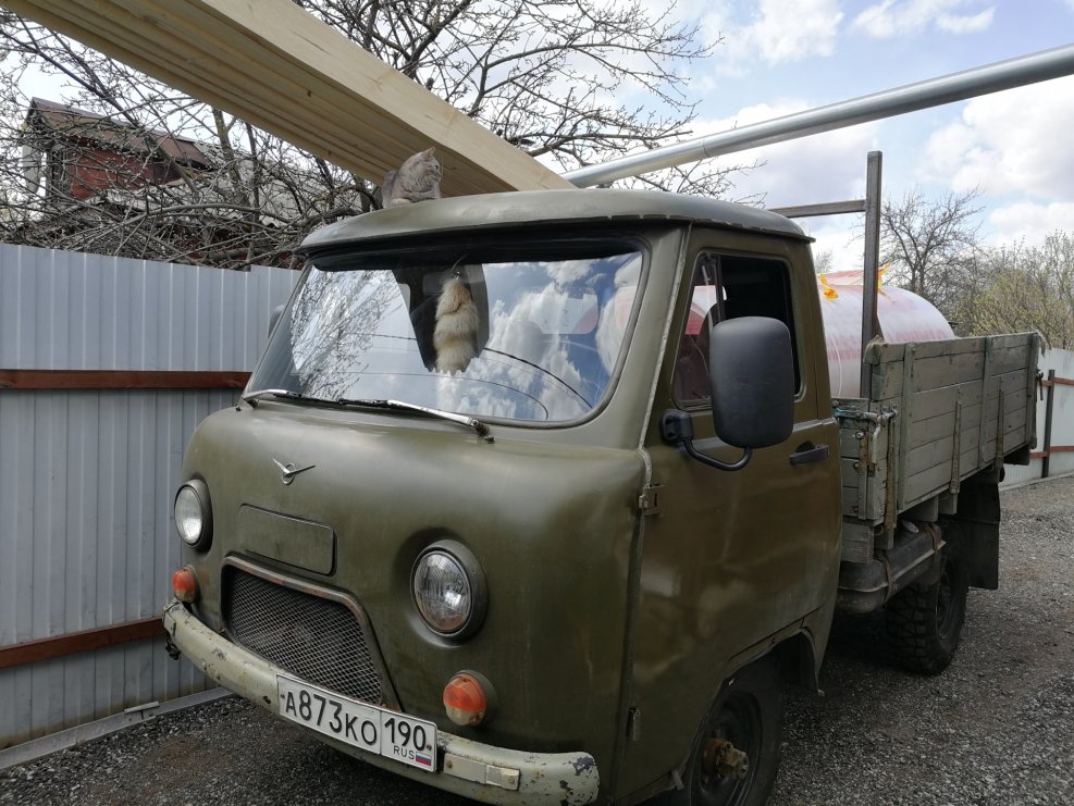 УАЗ головастик бортовой во дворе
