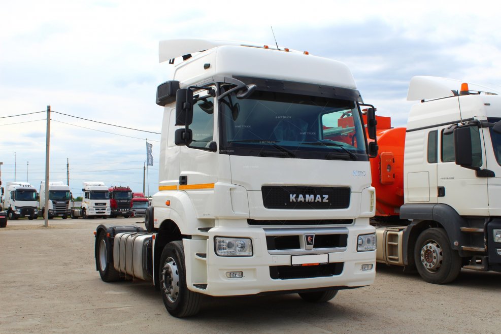 Красный КАМАЗ 5490 Neo