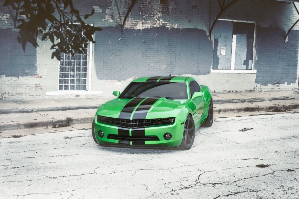 Chevrolet Camaro зеленый