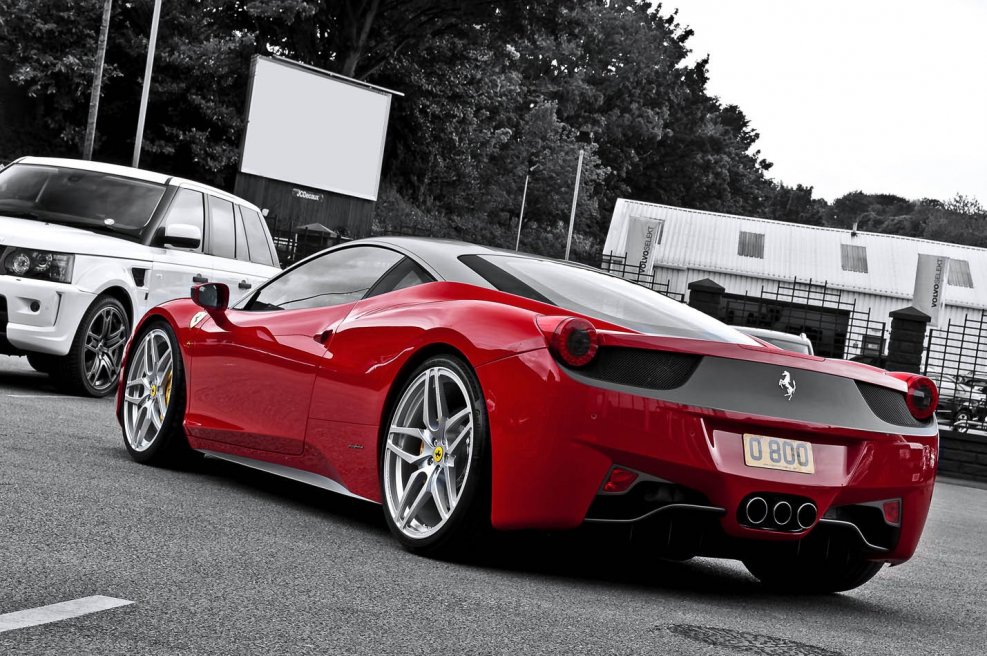 Автомобиль Ferrari 458 Italia