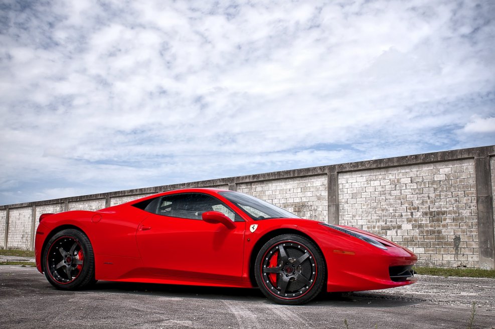 Красная Феррари 458