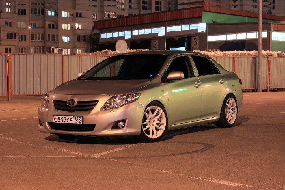 Toyota Corolla e140 белая