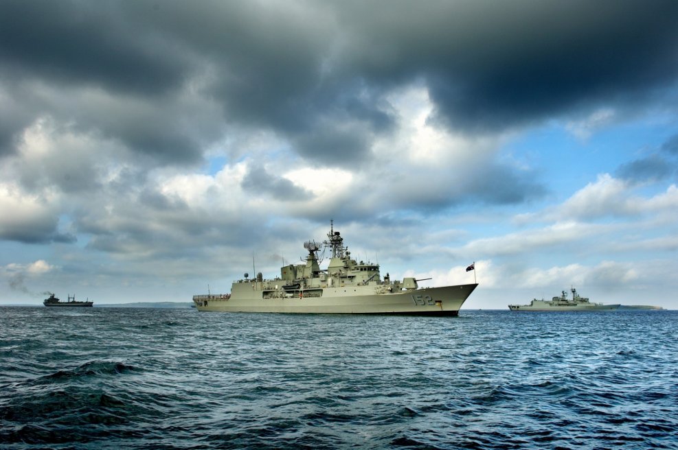 Военный корабль в море