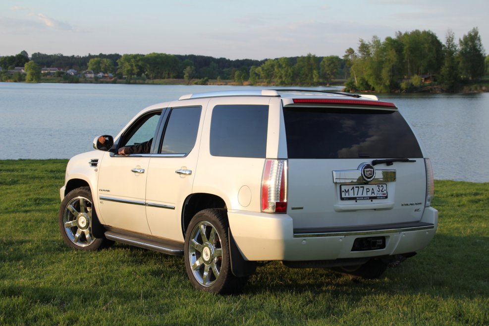 Cadillac Escalade 2010 черный