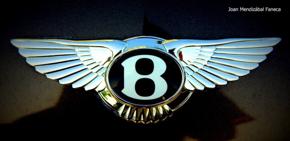 Bentley значок на машине