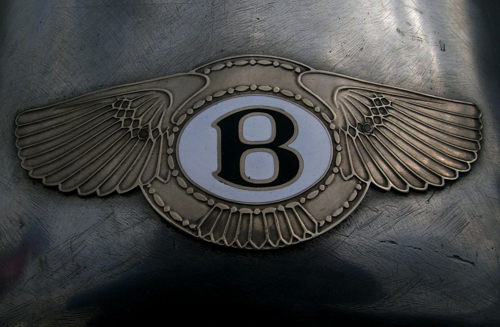 Бентли знак на машине