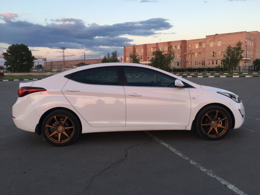 Hyundai Elantra 2015 на дисках