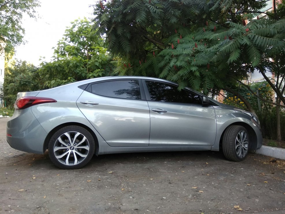 Hyundai Elantra 2015 на дисках