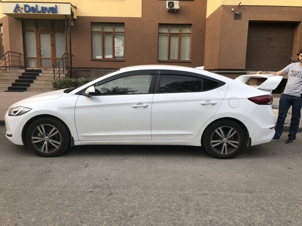 Hyundai Elantra 2017 белая на дисках