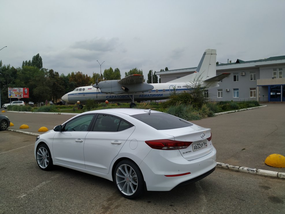 Hyundai Elantra 2017 белая на дисках