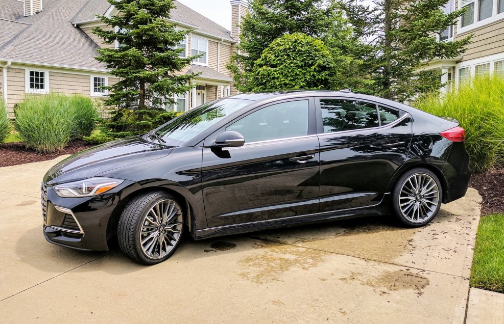 Hyundai Elantra 2018 черная