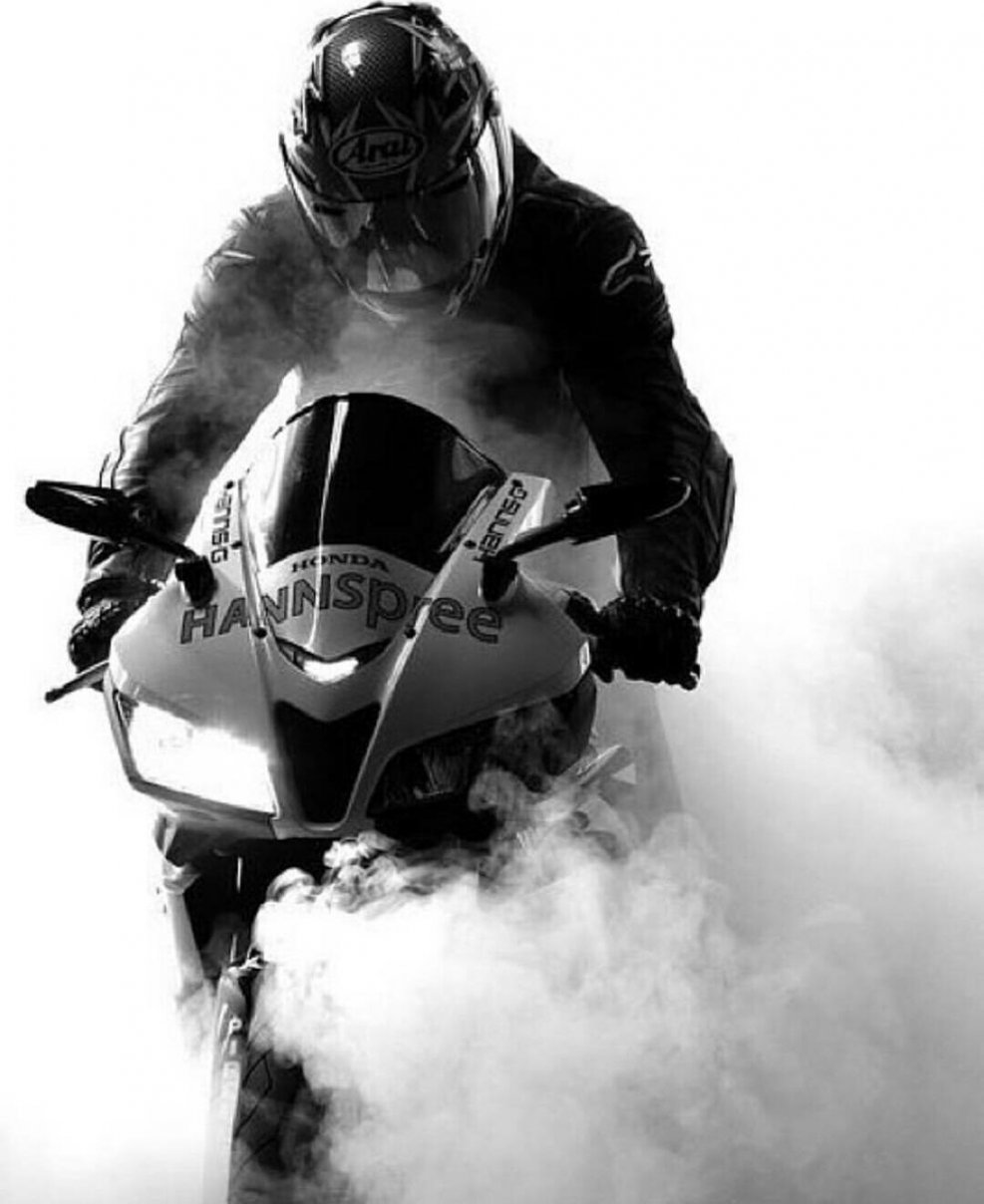 Мотоцикл в дыму фото