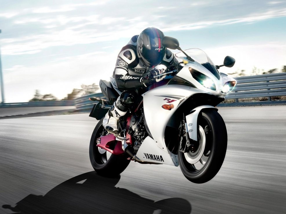 Yamaha r1 с мотоциклистом