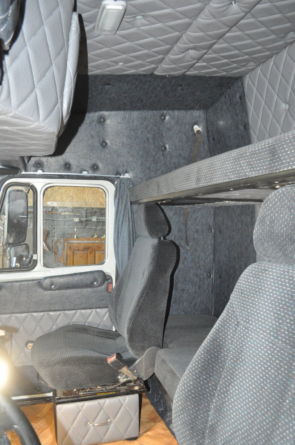 ЗИЛ 130 со спальником салон