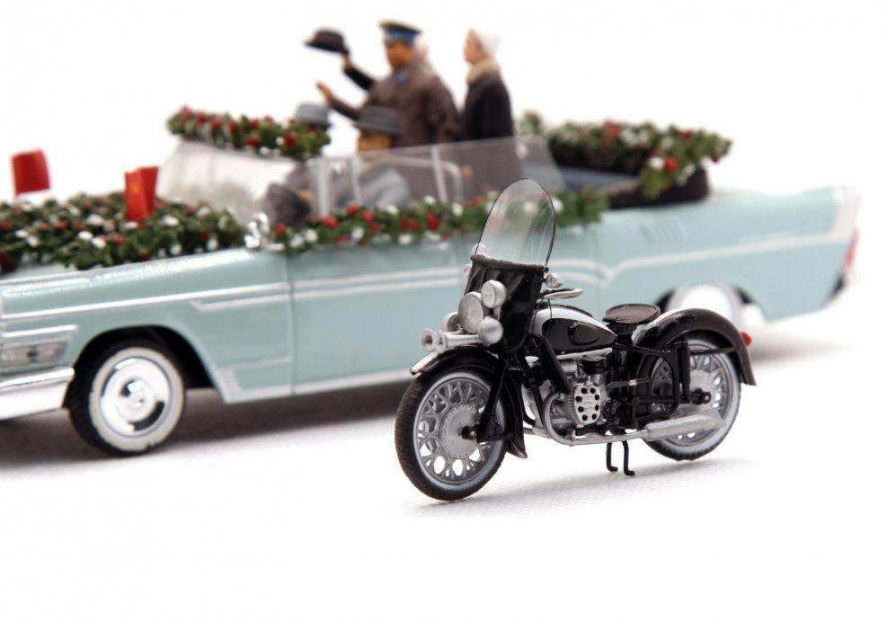 BMW R 60 with Sidecar 1/10 Schuco