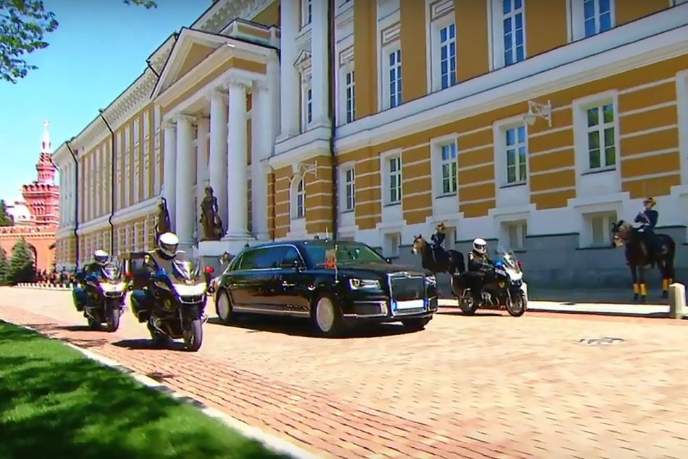 Кортеж из машин президента гифка