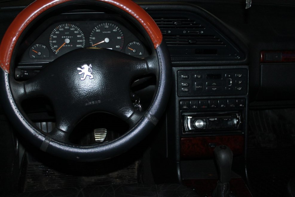 605 Пежо 1998 салон