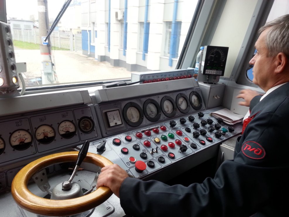 Помощник машиниста электровоза тепловоза