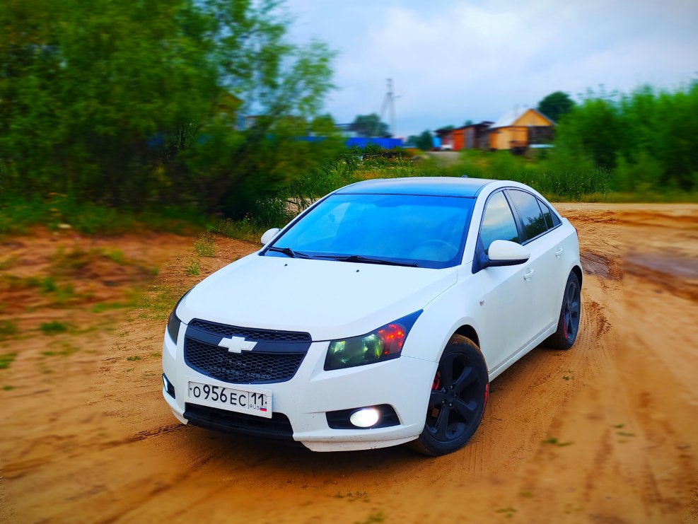 Chevrolet Cruze с черной крышей