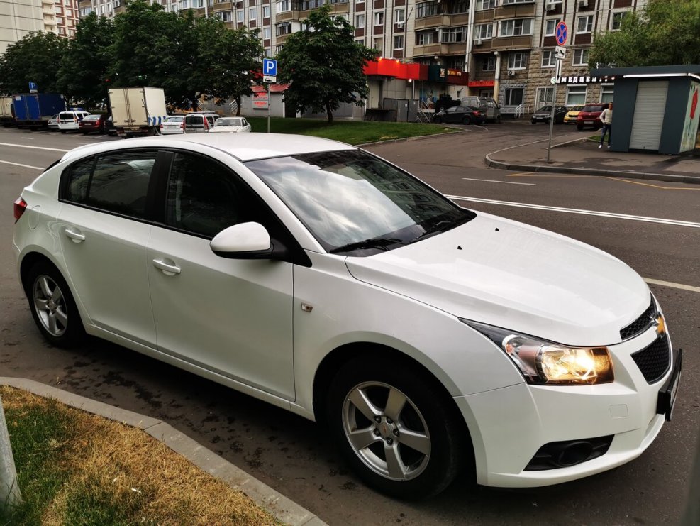 Белый Шевроле Круз у 915