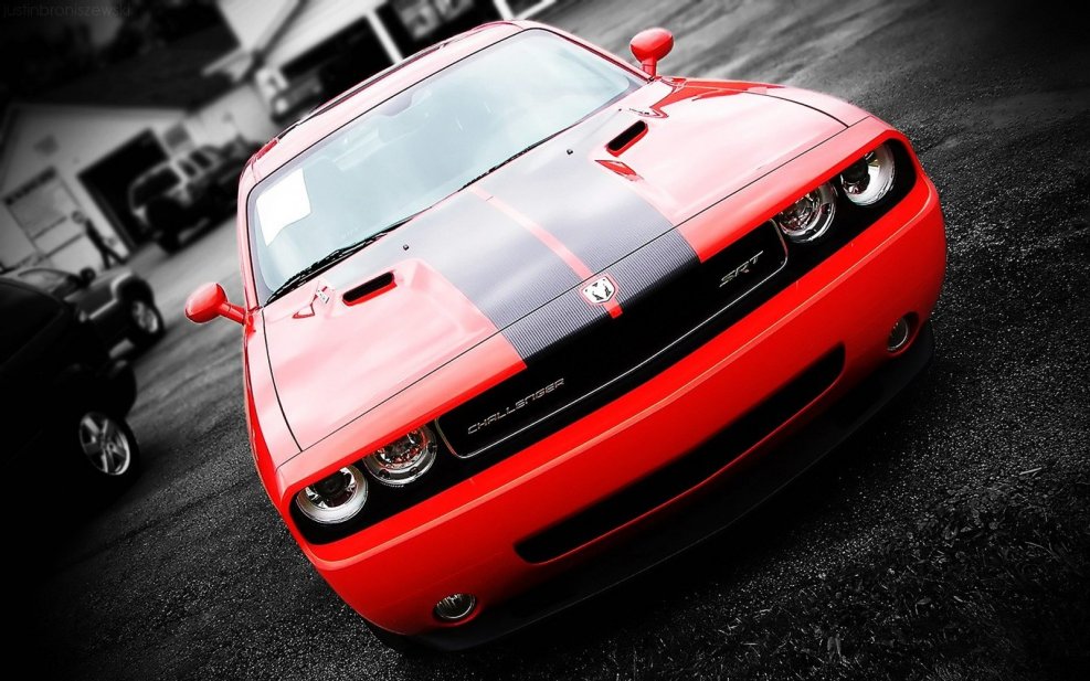 Dodge Challenger красный