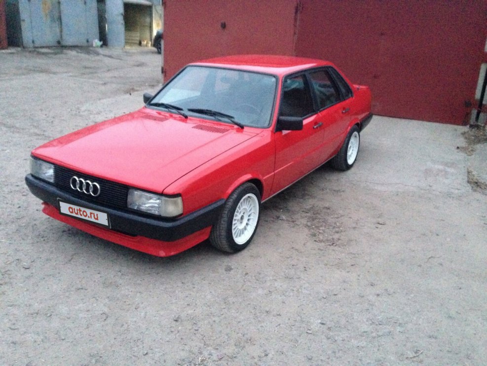 Ауди 100 красная