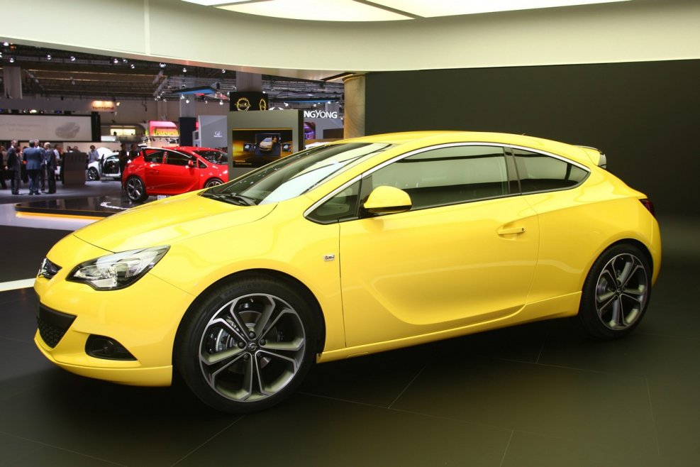 Опель Астра GTC синяя