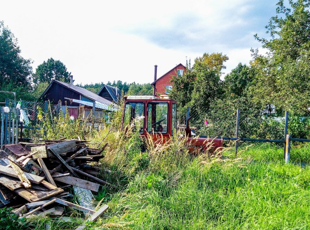Парк в деревне трактор