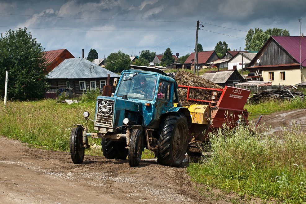 Трактор в селе
