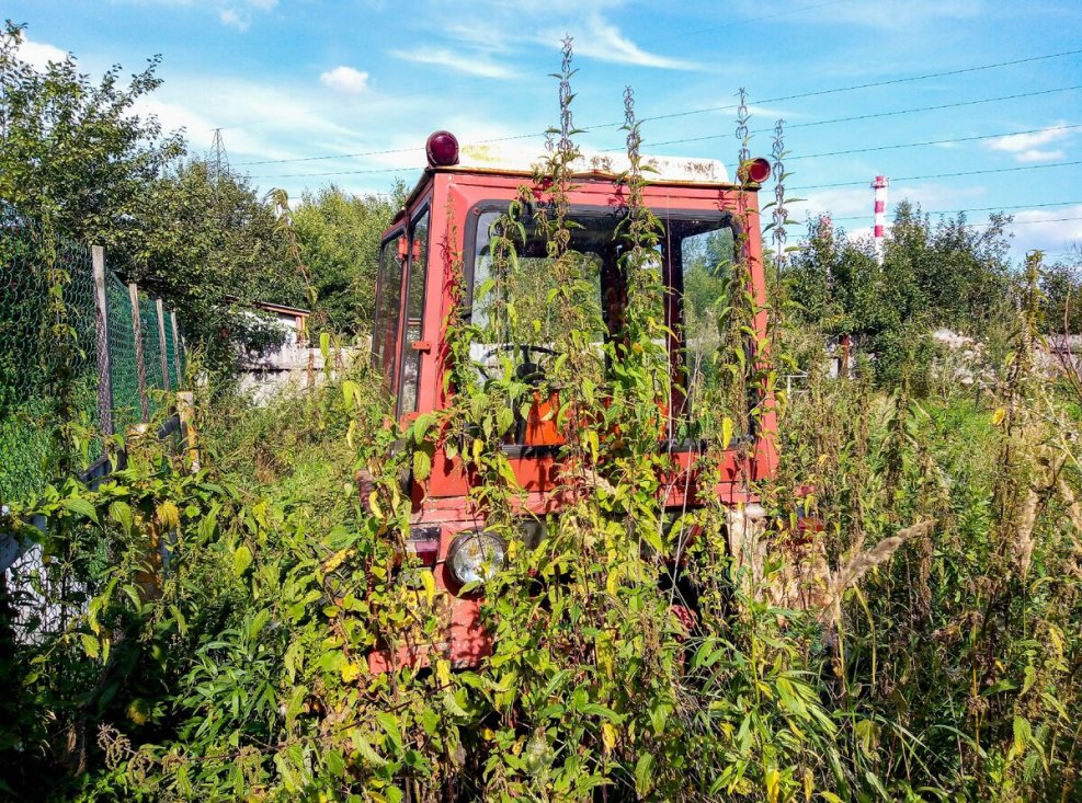 Старый трактор в деревне