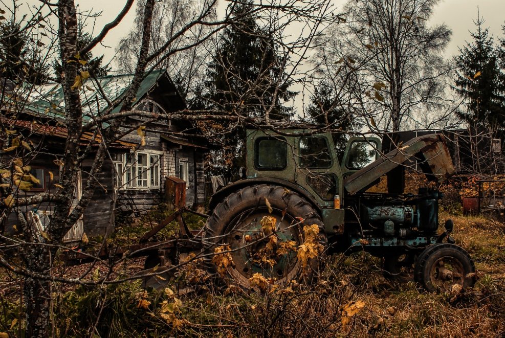Трактор в селе