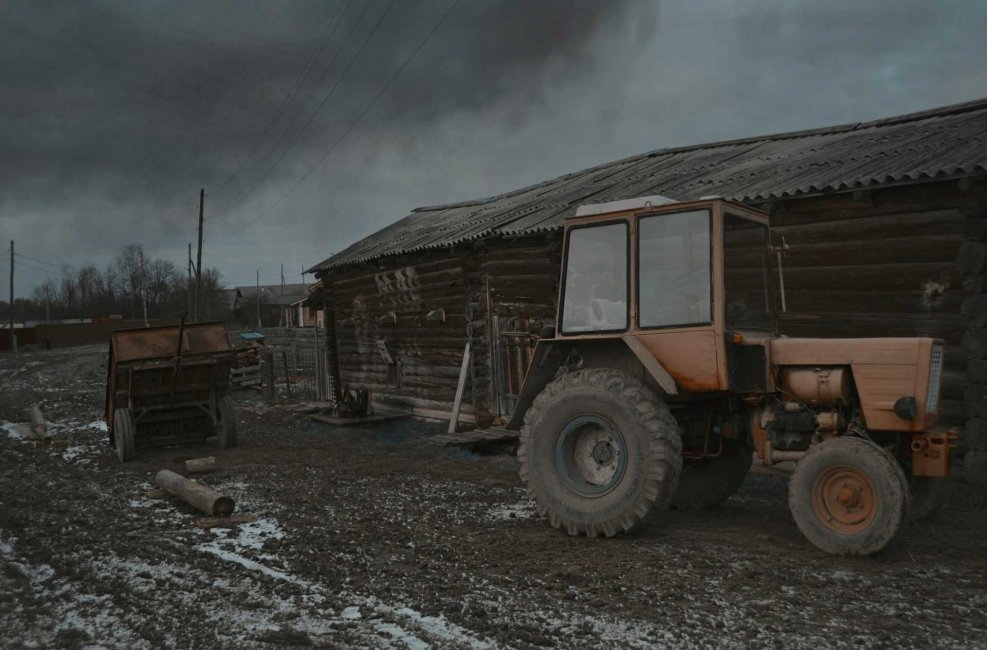 Трактор деревня дорога