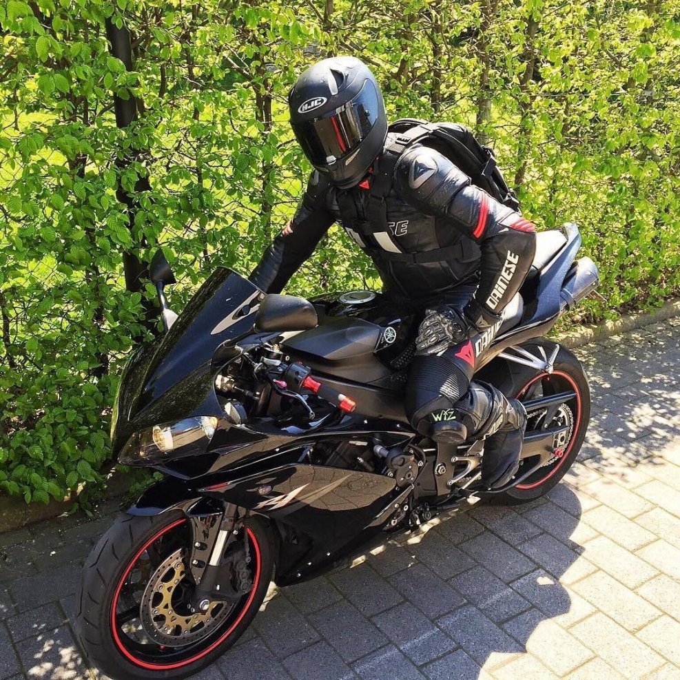 Yamaha r6 черный с мотогонщиком