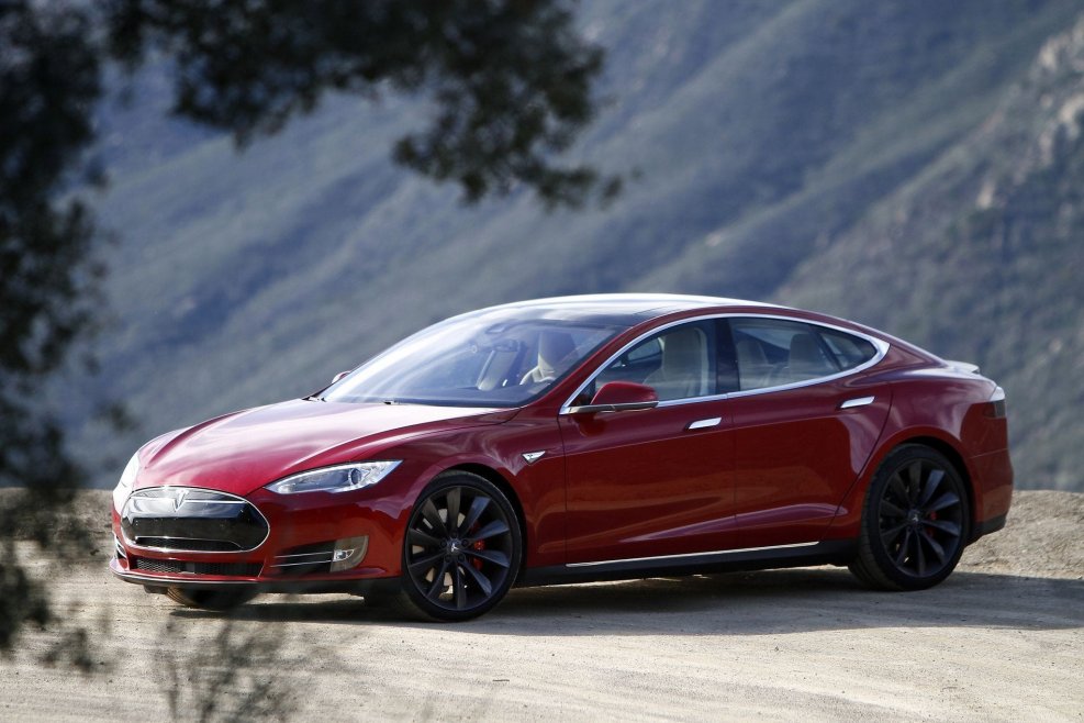 Тесла model s 85d красная